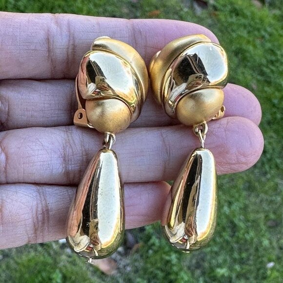 VTG Givenchy Clip-On Earrings Gold Tone Metal Clam‎ Shell Shape Tear Drop Dangle - Picture 1 of 6